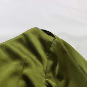 Robes longues élégantes en satin vert pour femmes, style cape, dos nu, drapées, ajustées, pour soirées formelles et banquets, respirantes, vente en gros, naturelles - Product Image 3