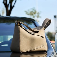 Sac bandoulière géométrique en cuir véritable pour femme, nouvelle collection hiver 2025, style urbain simple, avec double sangle et fermeture à rabat, couleur contrastante