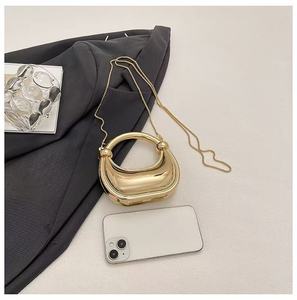 Mini <span class=keywords><strong>sac</strong></span> à bandoulière tendance <span class=keywords><strong>argent</strong></span>é et doré avec chaîne amovible pour femme, idéal pour cocktails, mariages et événements décontractés - Product Image 6
