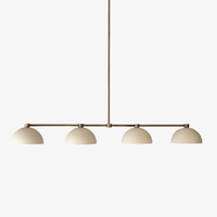Suspension linéaire personnalisée, élégante et moderne avec quatre lumières et un cadre métallique, idéale pour suspendre au-dessus d'une table à manger