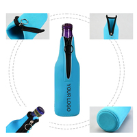Hecho de neopreno duradero con buen aislamiento para mantener las bebidas más frías mientras proporciona un agarre cómodo.