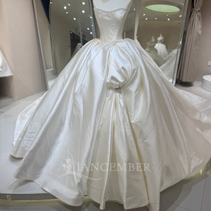 Robe de mariée élégante sans bretelles avec décolleté orné de cristaux, asymétrique, à volants sur les hanches, en satin ivoire, style robe de bal, Jancember - Product Image 2