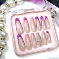 Uñas postizas largas de bailarina en color nude con diseño de pedrería morada y línea francesa, forma de ataúd, de ABS, a presión.