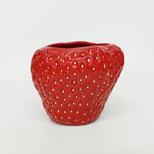 Maceta en forma <span class=keywords><strong>de</strong></span> fresa <span class=keywords><strong>de</strong></span> cerámica roja <span class=keywords><strong>de</strong></span> gran oferta <span class=keywords><strong>con</strong></span> puntos dorados para Decoración <span class=keywords><strong>de</strong></span> mesa <span class=keywords><strong>de</strong></span> balcón - Product Image 4