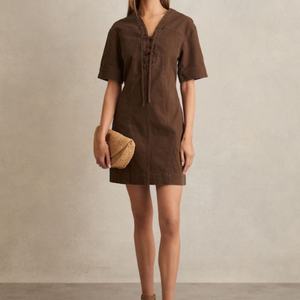 กระโปรงเดรสยีนส์สั้นแต่งโลโก้แบบพิเศษ สไตล์ Y2K สำหรับฤดูร้อน แฟชั่นสตรีทแวร์ ดีไซน์เก๋ แขนสั้น ผูกเชือก - Product Image 1