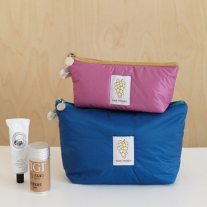 Berry Red Nylon imperméable espace coton sac cosmétique étiquette de haute qualité couture logo 8 pouces - Product Image 4