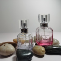 Flacon de parfum élégant mini portable en verre, forme carrée avec impression sérigraphique et marquage à chaud, design tendance, pulvérisateur à pompe scellé