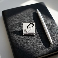 Badge Métallique Irrégulier Personnalisé en Alliage de Zinc de Haute Qualité MAC Calgary, Émaillé Doux Antique Électroplaqué pour Employés