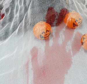 Décoration de porte de <span class=keywords><strong>maison</strong></span> hantée en gaze pour Halloween, gaze à empreintes de sang pour le Festival des Fantômes, découpable - Product Image 5