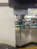 Centro CNC Vertical de 5 Ejes de Diseño Semicerrado de Fábrica Rongchi para Mecanizado de Piezas de Nuevas Energías