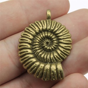 Pendentif en alliage de zinc bronze antique, forme coquille d'ammonite côtelée, 36x27mm, pour bouquet de mariage à la plage - Product Image 1