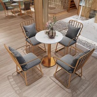 Ensemble table et chaises de restaurant en fer, design nordique, moderne, multifonctionnel, minimaliste, pour usage intérieur, idéal pour les salons de thé et les pâtisseries.