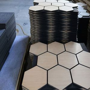 Paneles Acústicos Hexagonales de Madera Ecológicos de Poliéster y Roble Natural, Ignífugos y Certificados para Absorción de Sonido - Product Image 5