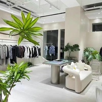 Mostrador Central de Acero Inoxidable de Diseño Moderno y Minimalista Personalizado para Tiendas de Ropa, Boutiques, Espacios Urbanos y Salas de Estar
