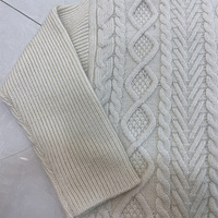 Pull en maille torsadée à col roulé pour femme, motif losanges, coupe oversize, longueur mi-longue, manches longues, tricot épais, bordure côtelée, couleur crème