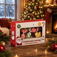 Boîte cadeau en papier rouge et crème personnalisée avec poignée en corde torsadée, fenêtre transparente et impression de Père Noël pour l'emballage de cadeaux de Noël