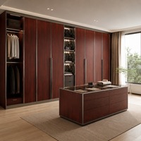Dressing sur mesure avec panneaux en bois à cadre en aluminium, îlot à bijoux et rangement lumineux pour chambre à coucher