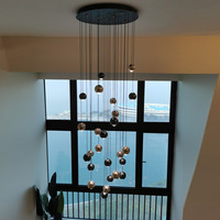 Nouvel arrivage Salon d'hôtel Duplex Loft Long escalier Boule de verre personnalisée de luxe moderne Lustres personnalisés