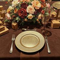 Assiette de présentation de luxe en plastique PP doré, technique pigmentée, design à texture tissée personnalisée, style américain, durable, pour événements