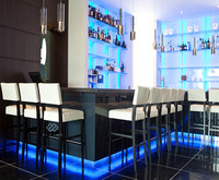 Comptoir de bar noir brillant au design moderne et étanche pour restaurant, bar à domicile et usage en centre commercial avec garantie de 10 ans