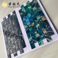 Mosaïque en verre bleu artisanal pour murs décoratifs de luxe et intérieurs contemporains
