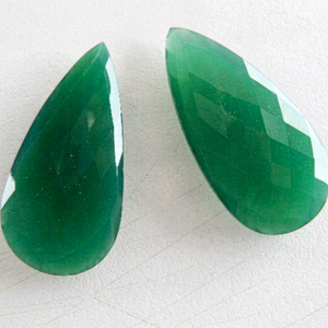 Superbes pierres naturelles en onyx vert facetté en forme de goutte de perle, pierres à motifs pour bijoux, paire assortie avec une longue goutte de perle - Product Image 1