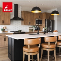 Armoires de cuisine sur mesure Allandgroup de style transitionnel en bois d'érable avec finition teintée, portes Shaker, îlot et poignées