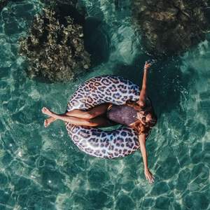 Bouée de piscine gonflable en PVC à imprimé léopard pour adultes - Product Image 4