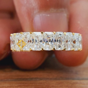 Anillo de Compromiso Personalizado de Oro de 14k con Diamantes y Moissanita - Product Image 1