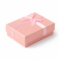 Boîte à bijoux rose avec nœud, finition mate, gaufrage, emballage deux pièces avec couvercle, doublure en éponge pour colliers, bracelets, bagues et cadeaux de bijouterie