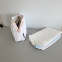 Pochette zippée en tissu gaufré extensible blanc, broderie filée style écriture bébé, fermeture éclair supérieure, languette PVC, ensemble souvenir nouveau-né pour baby shower