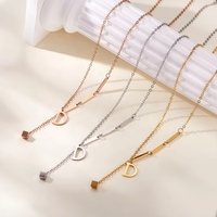 Collier pendentif en forme de lettre D en acier inoxydable plaqué or, charme classique unisexe