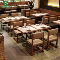 Ensemble table et chaises de salle à manger modernes en bois massif, sièges rembourrés, écologiques et durables pour café, restaurant, hôtel