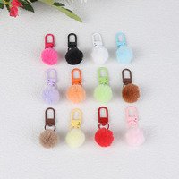 Deurgespsleutelhanger 2cm Pom Pom Bal Tas Charm Sleutelhanger Pluizig Pluche Pompom Draaibaar 8 Figuur-acht Deurgespsleutelhangers DIY Accessoires