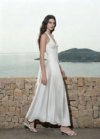 Robe de soirée blanche fluide à col halter et décolleté plongeant avec nœud et strass, idéale pour les vacances à la plage et les soirées – Nouvelle collection très prisée