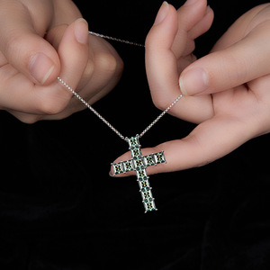 Collar con Colgante de Cruz de Moda, con Moissanita Verde, Estilo Hip-Hop, en Plata de Ley - Product Image 5