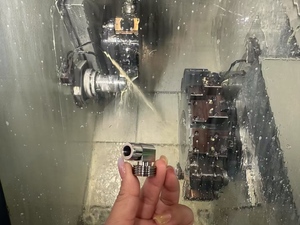 เครื่องกลึงซีเอ็นซีแบบแกนหมุนคู่สำหรับงานหนัก พร้อมหัวจับอุปกรณ์เสริมแบบมีมอเตอร์ 8 แกน ประสิทธิภาพสูง - Product Image 3