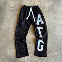 Pantalon de survêtement streetwear patchwork avec logo brodé personnalisé, poches latérales, coupe ample, appliques cloutées, orné, style décontracté