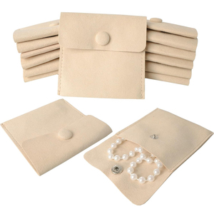 Pochette à bijoux en microfibre personnalisée 8x8cm avec logo, fermeture à bouton pression, emballage en velours, sacs cadeaux pour bagues et colliers - Product Image 2