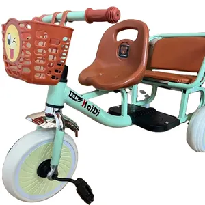 Детский трехколесный велосипед с педалями