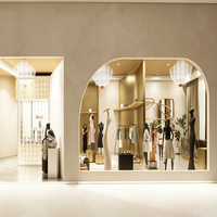 Présentoirs minimalistes écologiques en bois toné pour magasins de vêtements avec éclairage LED, comptoirs modernes de style îlot