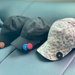 New Japanese and Korean style <b>golf</b> berth markers, fashionable and versatile, leather, metal, magnetic cap clips, hat badges. - Product Image 3