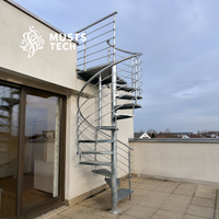 Escalier en colimaçon moderne de style minimaliste pour appartement, avec planification d'installation par un fabricant spécialisé