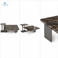 Table basse en marbre noir Luca Silver Wave |   Base en métal carrée à veines ondulées horizontales polies, moderne, pour salon, villa, sur mesure
