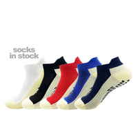 Chaussettes de football supérieures antidérapantes en stock Chaussettes de football à la cheville de haute qualité Chaussettes de sport antidérapantes