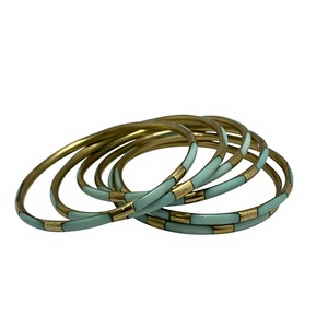 Brazaletes de Resina y Latón Chapado en Oro para Mujer, Diseño Sólido Moderno con Microincrustaciones de Perlas de Imitación, Hechos a Mano, para Bodas y Eventos - Product Image 5