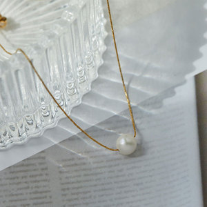 Collier avec pendentif en perle plaqué or 18 carats en acier inoxydable 316L résistant à l'eau et au ternissement avec logo personnalisé pour femmes - Product Image 5