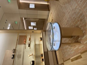 ชั้นวางรองเท้าติดผนังไม้ดีไซน์ทันสมัยสำหรับร้านค้า <span class=keywords><strong>ONI</strong></span> Shopfitting พร้อมเคาน์เตอร์โชว์กระเป๋าแบบกำหนดเองได้ - Product Image 2