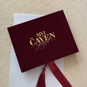 Caja de Invitaciones de Boda de Lujo Personalizada en Color Borgoña, Reutilizable, de Papel Rígido Recubierto de Terciopelo, con Estampado Dorado e Impresión de Logotipo Personalizado - Product Image 1