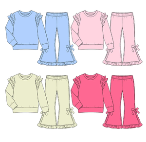 Ensemble de vêtements tendance pour petite fille avec détails volantés : haut à manches longues à volants aux épaules et pantalon évasé à volants avec nœud - Product Image 1